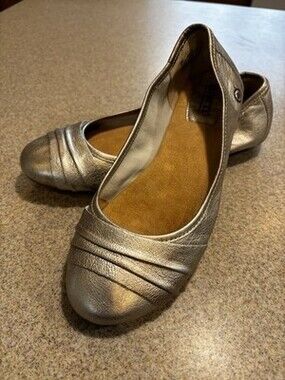 Women’s Born Metallic Gold Ballet Flats Size 8